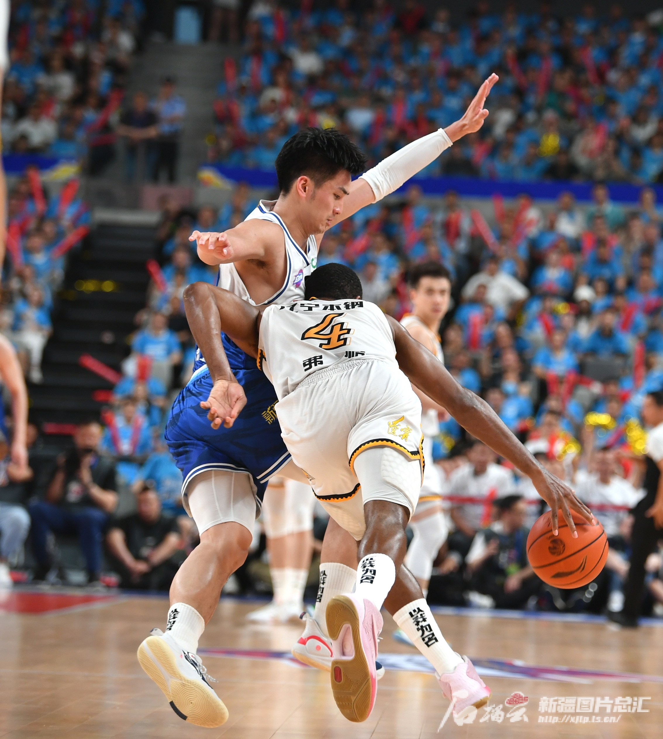 新疆男篮再次展现实力，击败对手并取得连胜