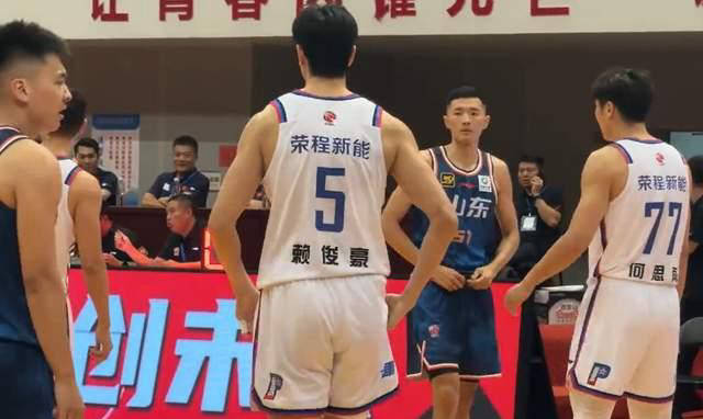 山东男篮击败重庆保持领先优势