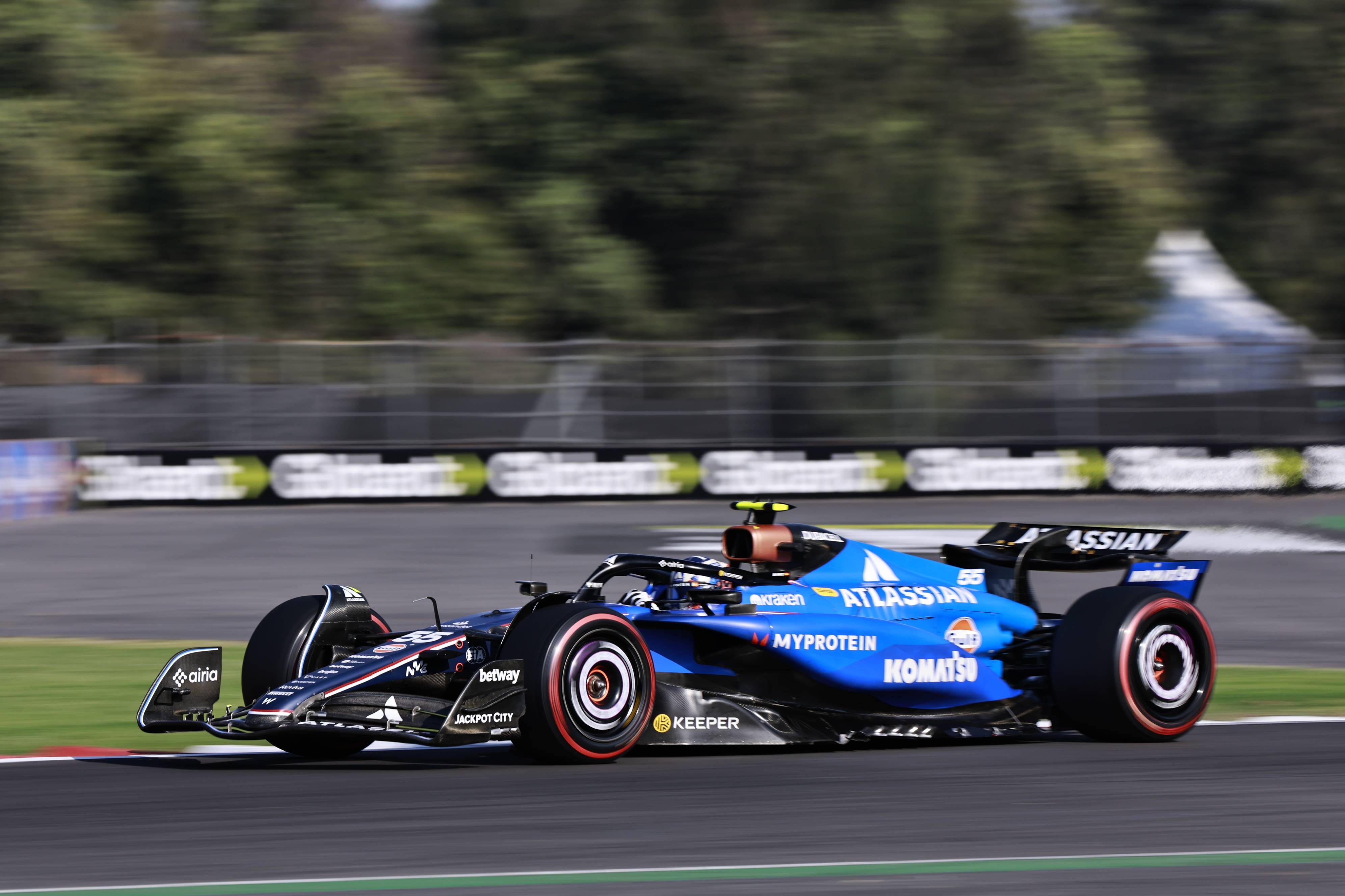 雷火电竞网址-雷诺车队翻盘红牛车队，塞恩斯关键制胜