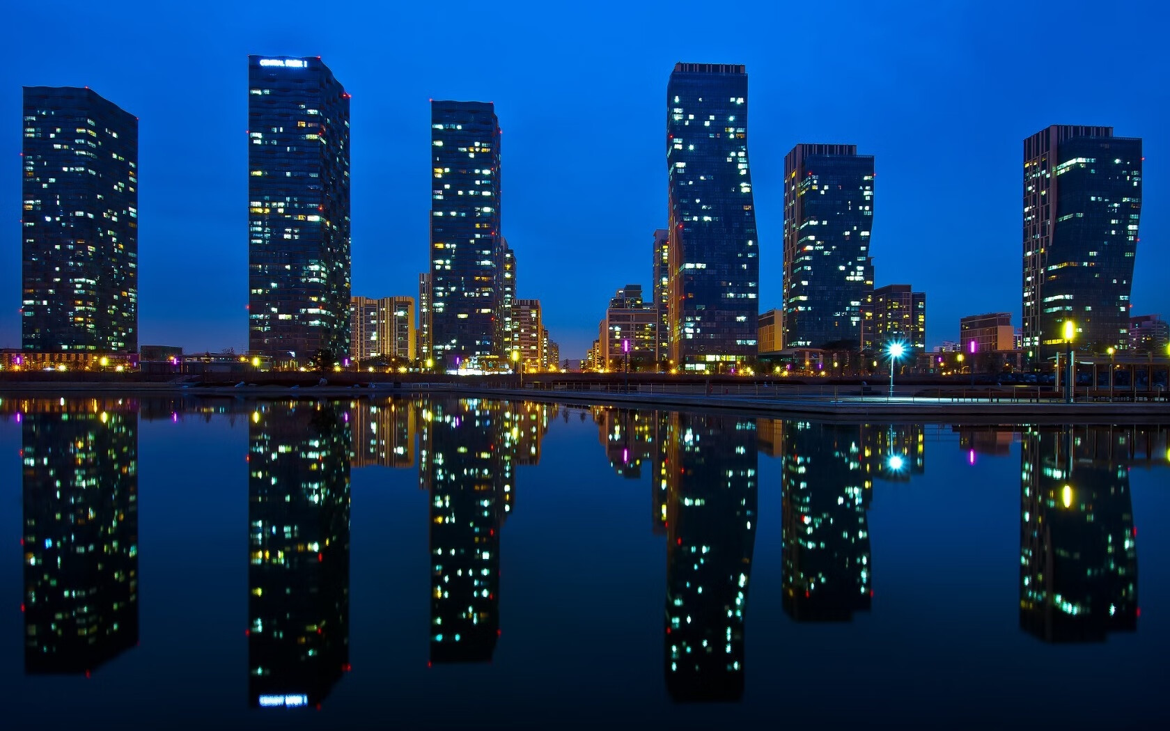 钢铁与天鹅绒,德甲争冠硝烟与里昂的英格兰突围战