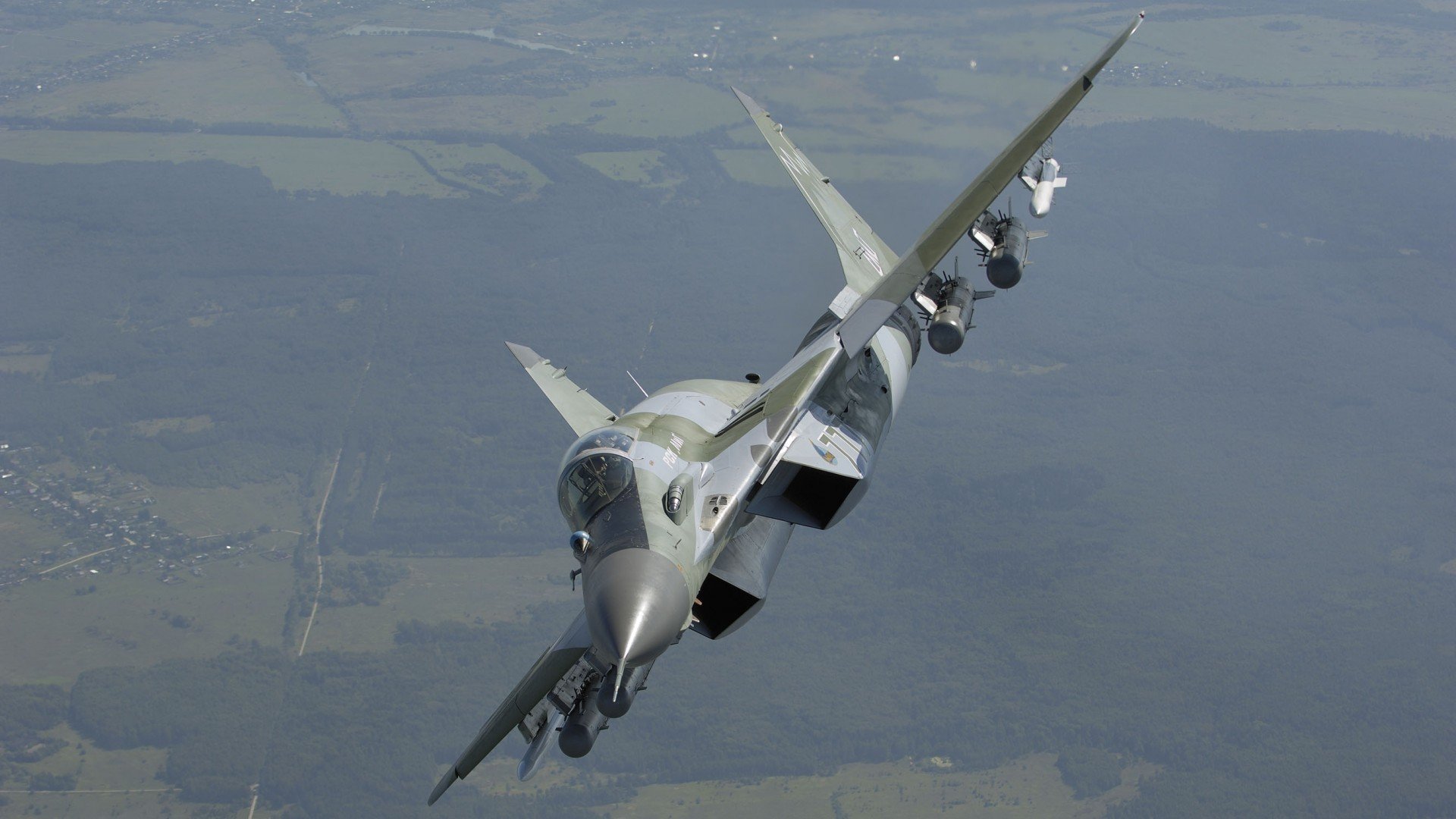 欧冠烽火中的英雄时刻，莱万一锤定音，塞维利亚客场攻克那不勒斯