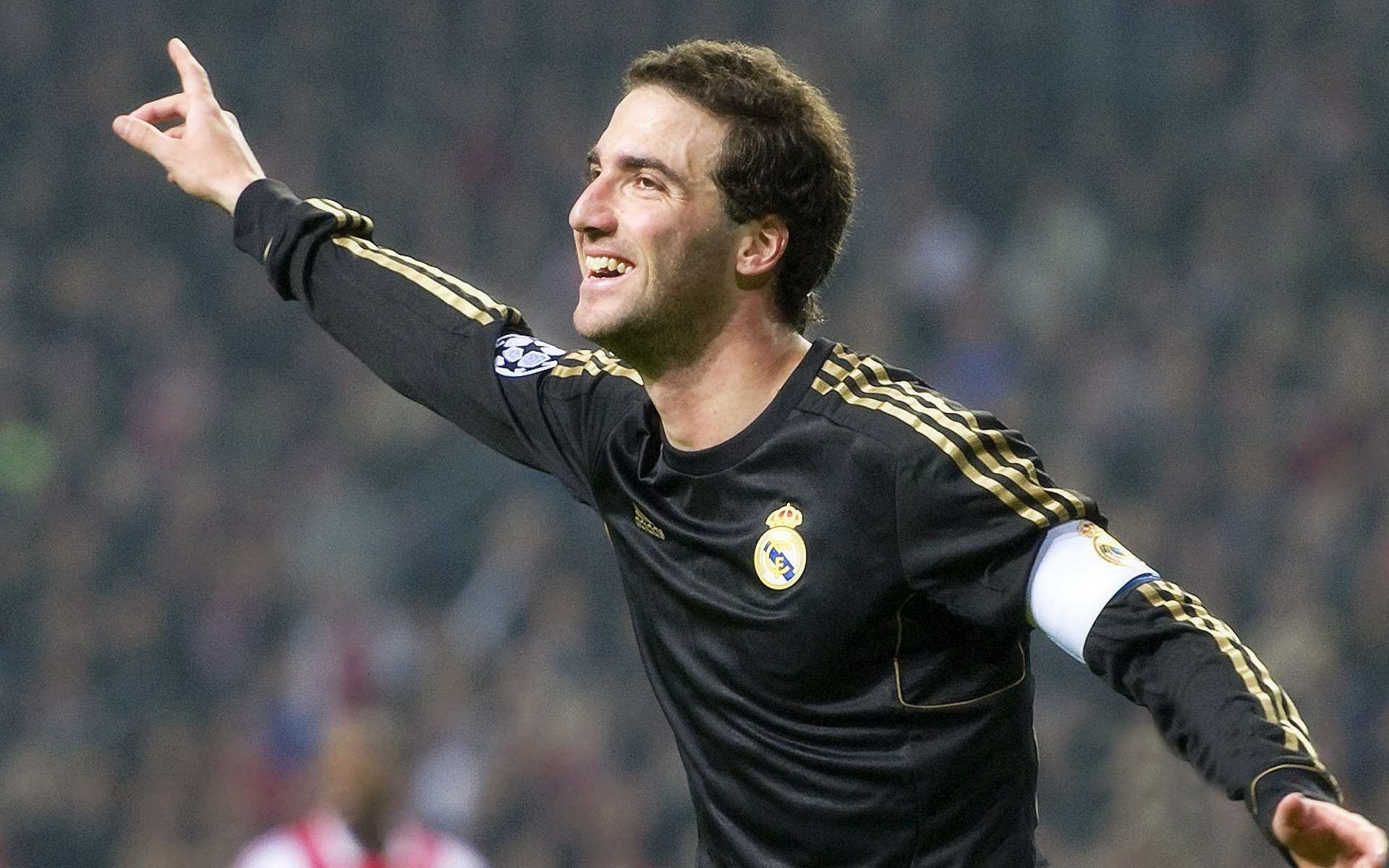 双重奏,那不勒斯粉碎勒沃库森神话,莫德里奇戴上关键先生袖标